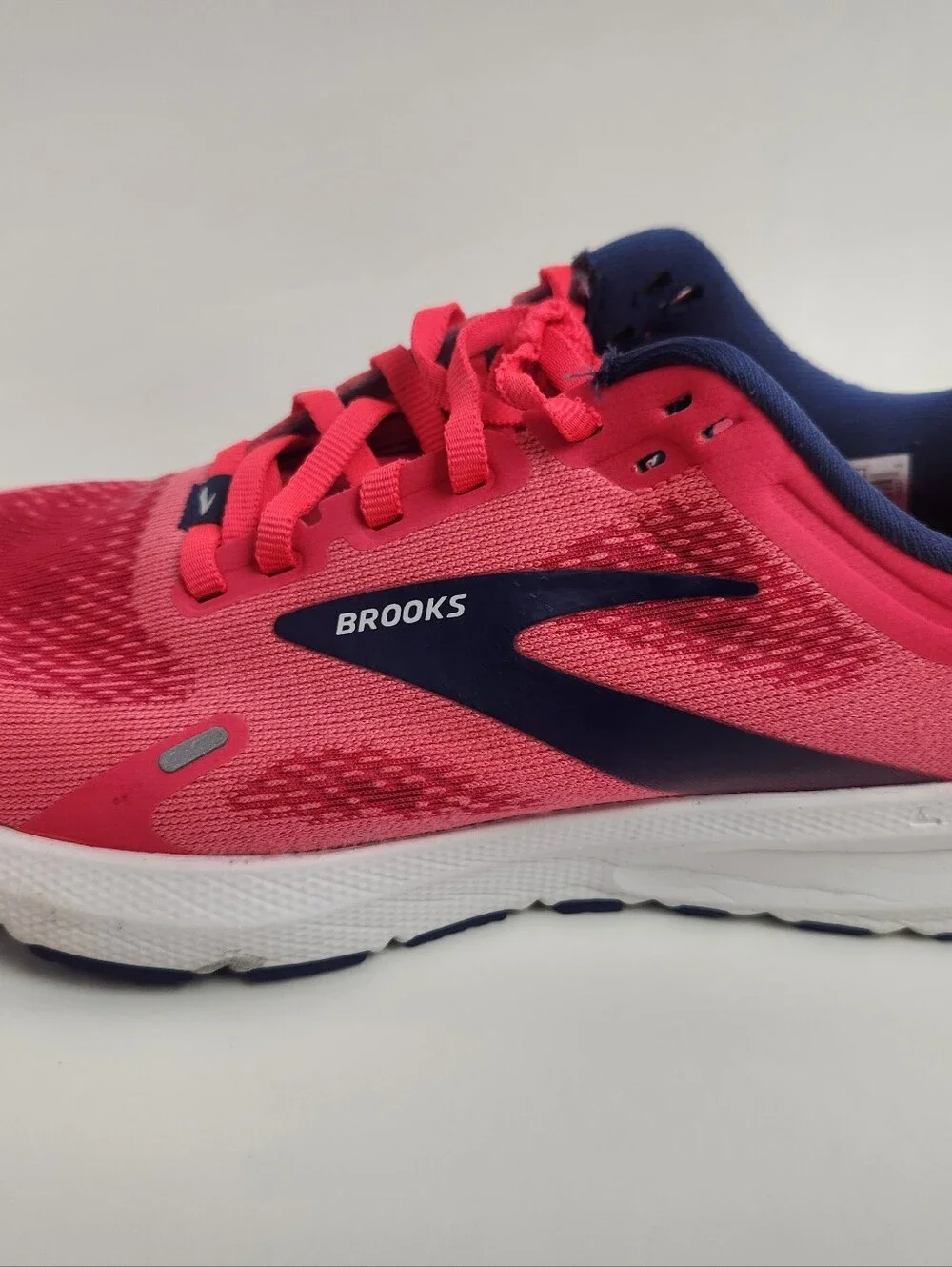 Brooks Launch 9 Women's Size 9 B Medium Coral Pink Navy White Running Shoes